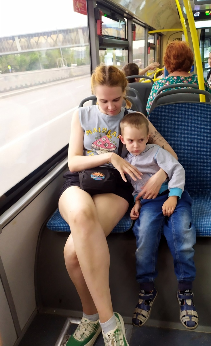 В московском автобусе. Старшая дочь и младший сын.