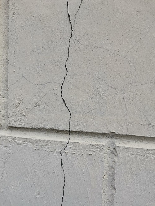 Фото автора. Трещина на фасаде здания с раскрытием вверх говорит о просадках фундамента.