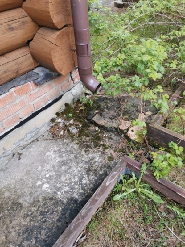 Вот так выглядит отмостка при отсутствии ливневой канализации и дренажа.