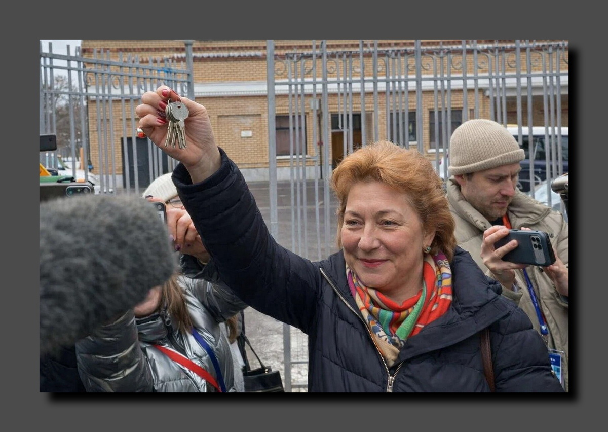 Адвокат новой владелицы демонстрирует ключи от бывшей квартиры Ларисы Долиной