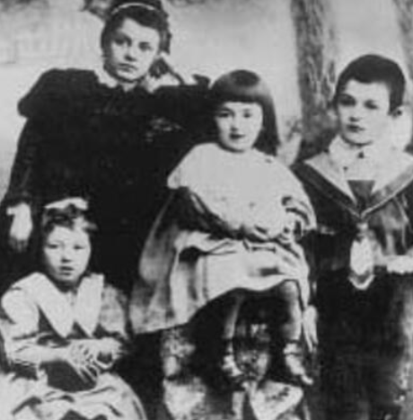 Фаина Раневская (слева передний план) с гувернанткой, сестрой Изабеллой и братом Яковом. Таганрог, 1900