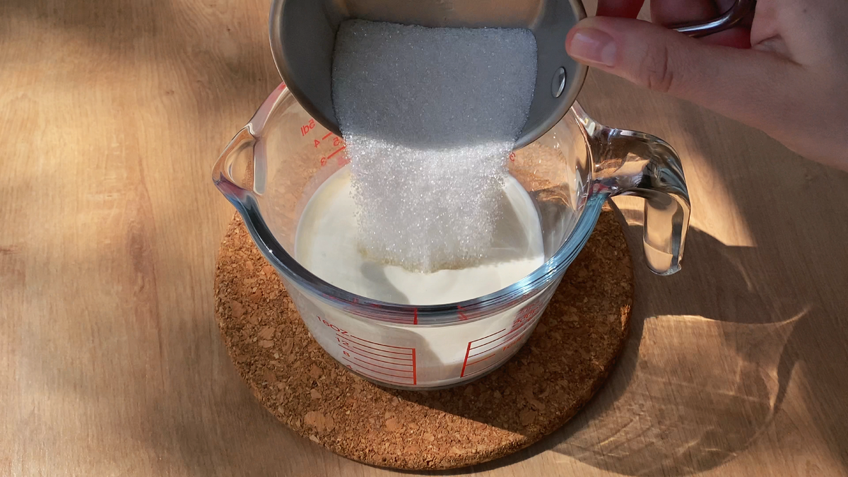 Шаг 1. Для теста смешайте молоко, сахар...