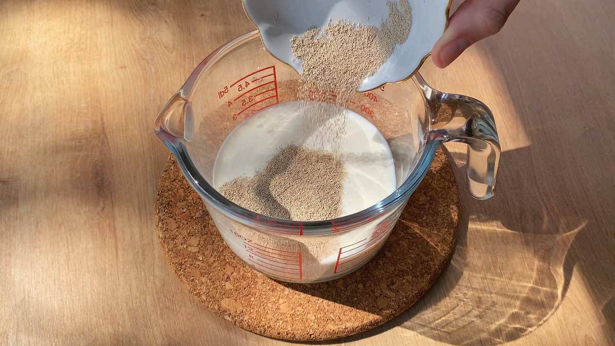 ...быстрорастворимые дрожжи.