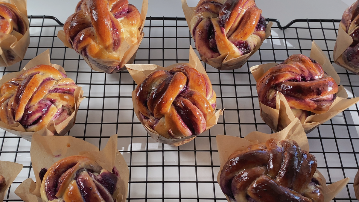 ...нежный аромат выпечки с черникой и...