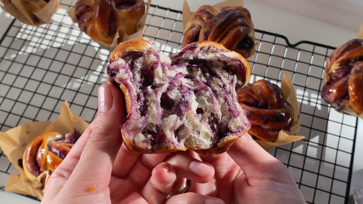 ...очаровательный, воздушный мякиш с узором.