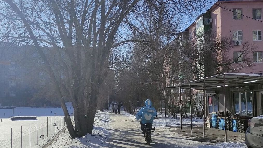    Большая проблема для пешеходов с ездой доставщиков по пешеходных дорожкам на Западном в Ростове   rostovgazeta.ru