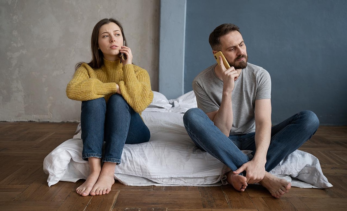 Почему люди продолжают жить вместе после развода? Фото Freepik www.freepik.com/free-photo/couple-having-communication-problems_24749255.htm