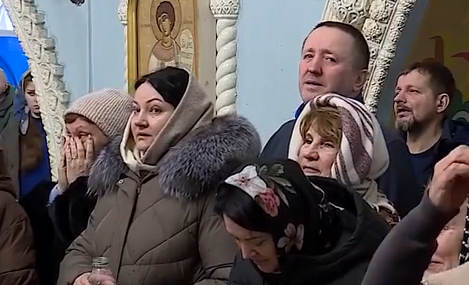     Весь день верующие идут в храмы исповедаться и набрать святой воды