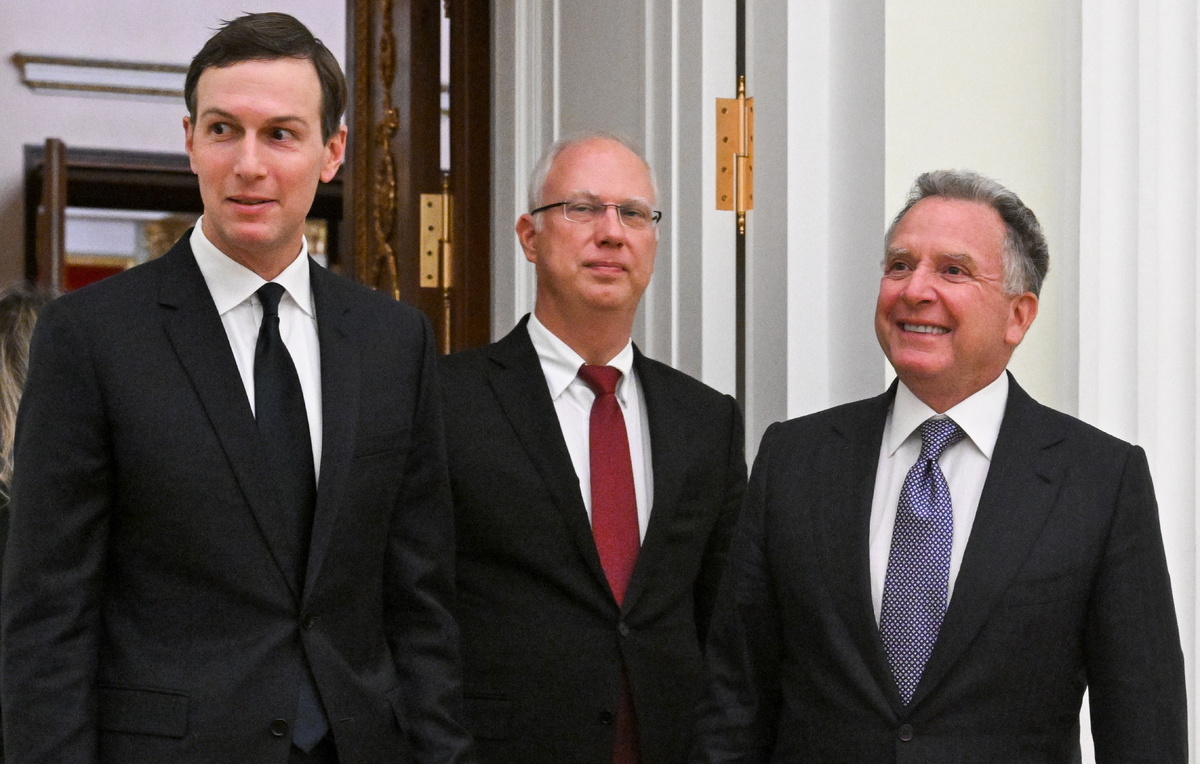    Джаред Кушнер, специальный представитель президента РФ по инвестиционно-экономическому сотрудничеству с зарубежными странами Кирилл Дмитриев и спецпосланник президента США Стивен Уиткофф  Кристина Кормилицына/POOL/ТАСС