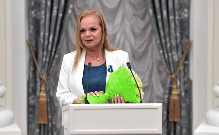    Лариса Долина на церемонии вручения наград в Кремле, 2019 год. Фото: kremlin.ru