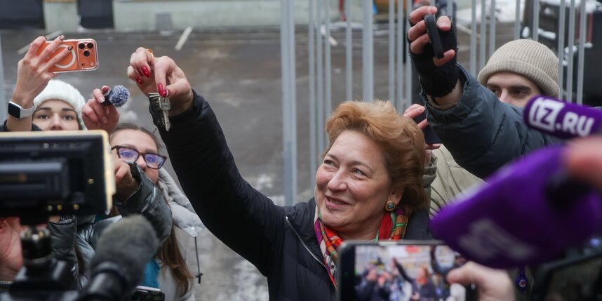    Адвокат Полины Лурье Светлана Свириденко показывает журналистам ключи от бывшей квартиры Ларисы Долиной в Хамовниках.Дмитрий Белицкий / агентство "Москва"