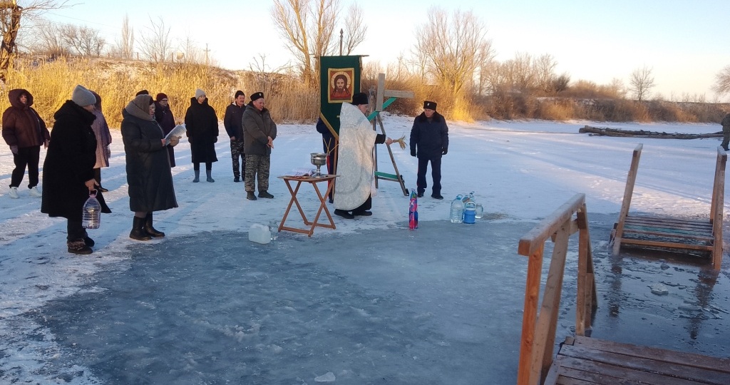 КРЕЩЕНСКИЕ КУПАНИЯ, НА РАССВЕТЕ, ДА В МИНУС 20.