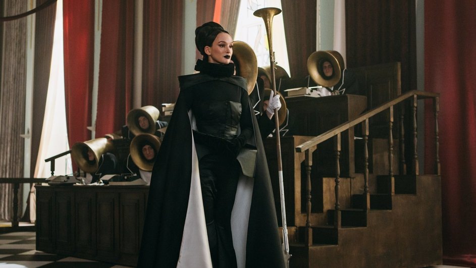 Эффектная Паулина в "Алисе в стране чудес". Фото с kino.mail.ru