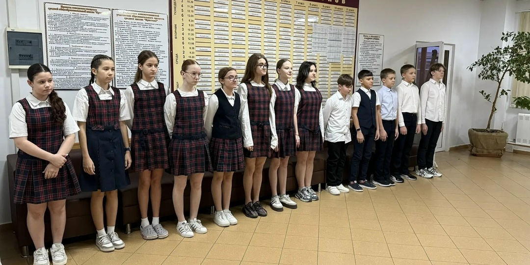 Сегодня право поднять флаг Российской Федерации было предоставлено учащимся 6 класса Марии Мошаковой и Софье Шварловской.