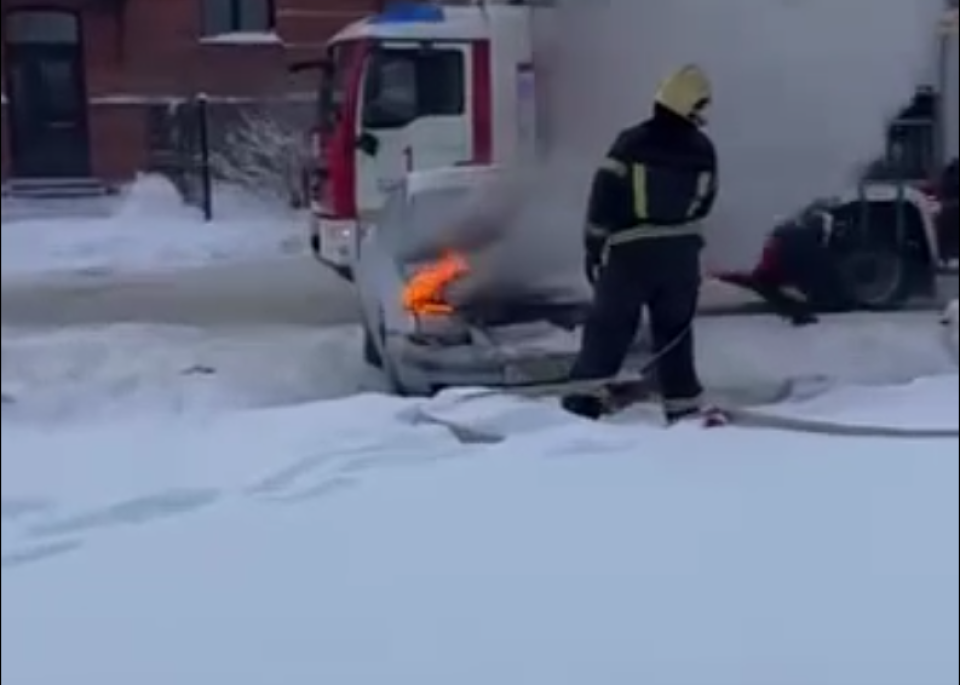    Загоревшийся автомобиль у "Изумрудного". Источник: "В курсе 22"