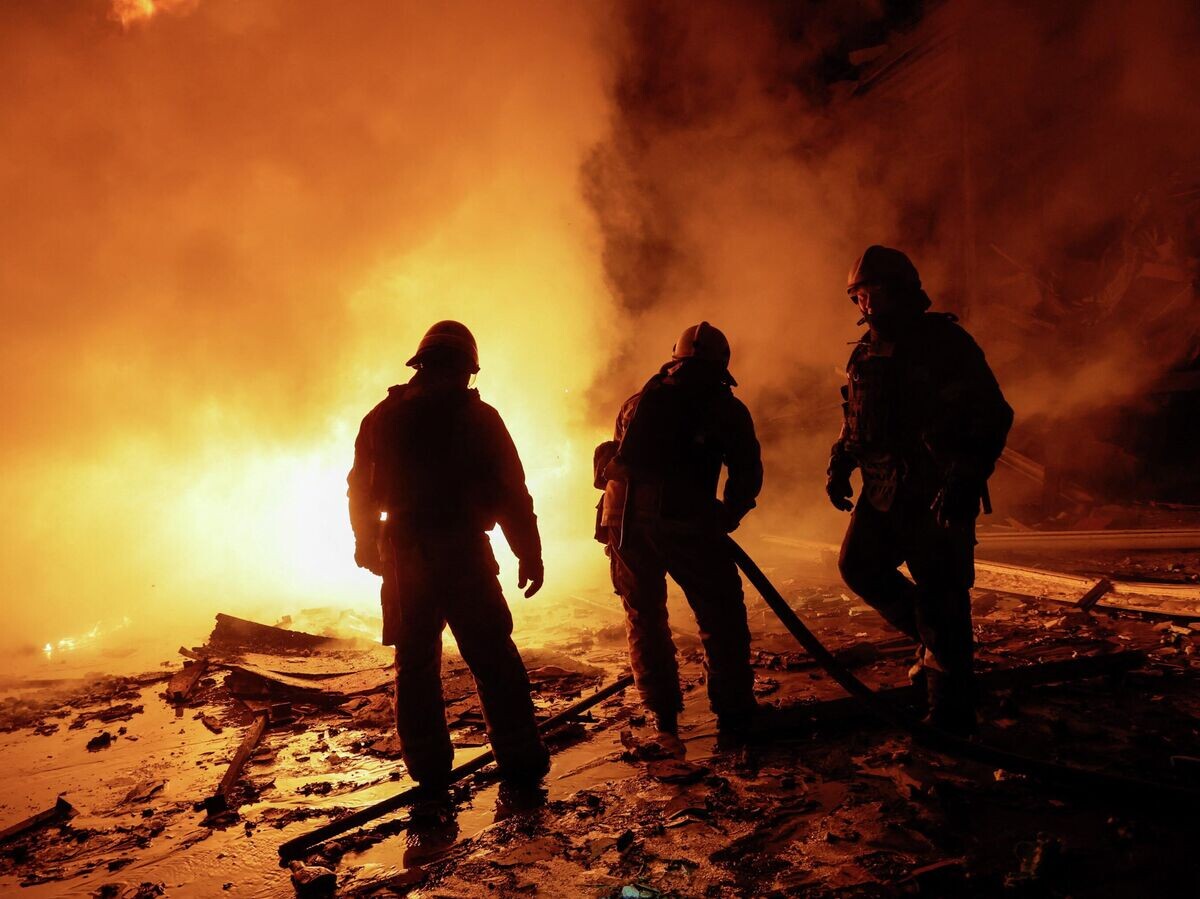    Украинские пожарные тушат пожар в Харькове | © REUTERS / Sofiia Gatilova