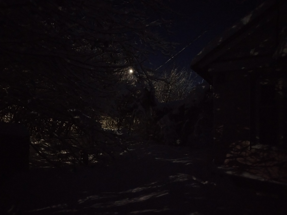 А это тот же участок без освещения. Сплошная загадочность. 