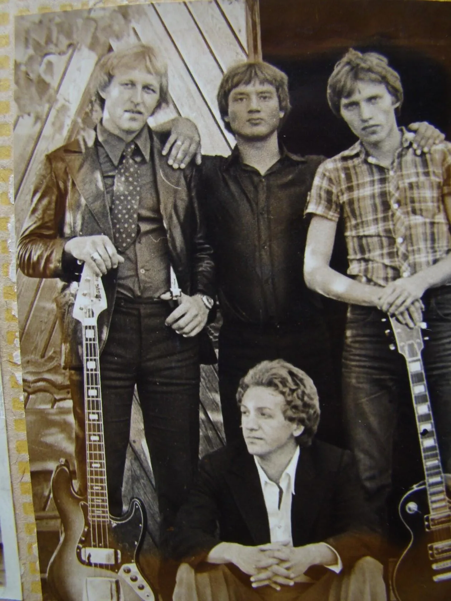 г.Братск. Коля Григорьев(клавиши) и команда у ресторана "Падун".