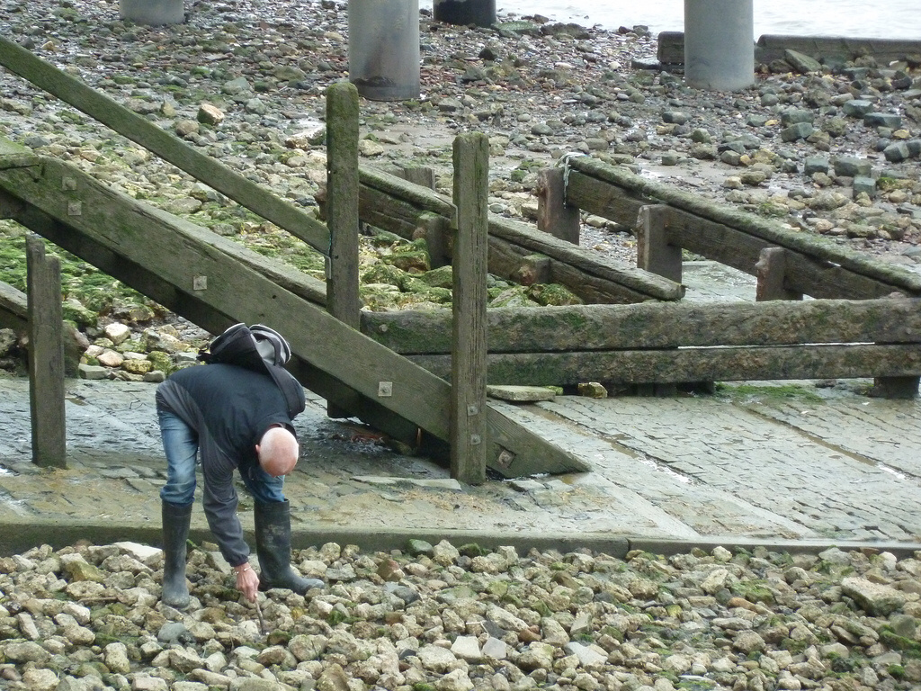 Вот так искали Крест Виктории из Темзы... 