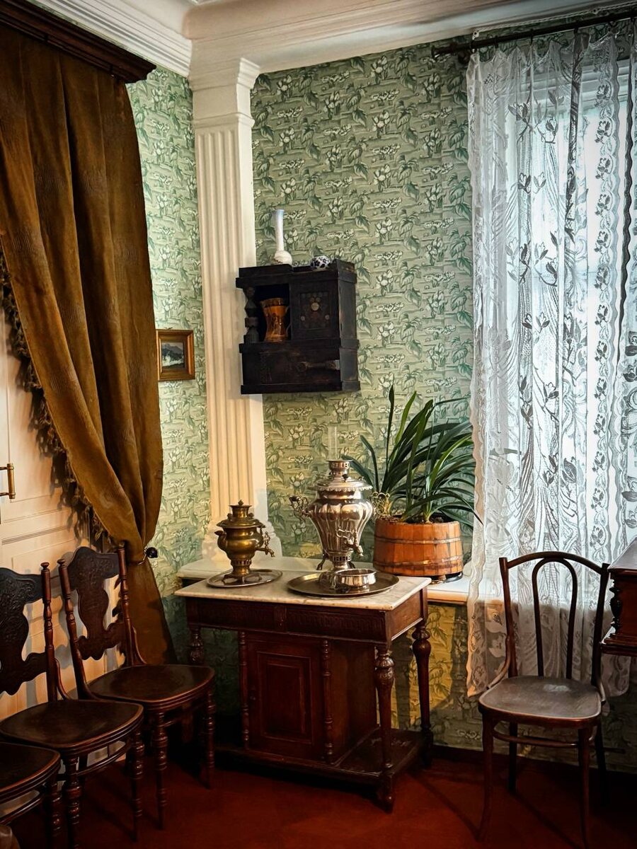 Хочу поделиться с вами своим впечатлениям, от посещения одной квартиры.
На новогодних праздниках намеренно второй раз посетила квартиру-музей 
М. Горького. Это был эпицентр культурной жизни 1920-х. 
Пространство в 10 комнат было лишено показной роскоши. Все весьма просто, функционально, для семьи и нескончаемого потока гостей.
По рассказам экскурсовода, тут кипела жизнь, которую М. Горький позже назовёт «самой сложной, шумной и разнообразной» в его биографии. 
Это был важнейший, очень плодотворный период: здесь он заканчивал пьесу «На дне», работал над «Дачниками» и поэмой «Человек».