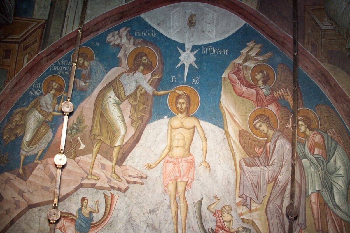 Крещение Иисуса Христа. Фреска монастыря Высоки Дечаны, Рашско-Призренской епархии Сербской православной церкви в оккупированном Косово. Сербия. 
