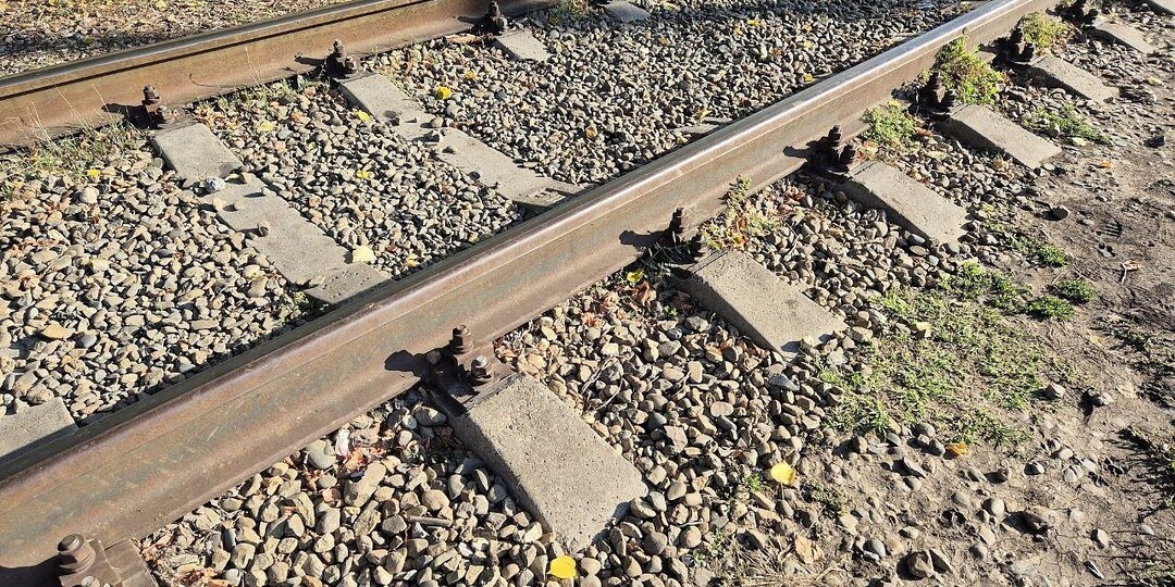 Очевидцы сняли последствия удара дрона по железнодорожному мосту под Днепром