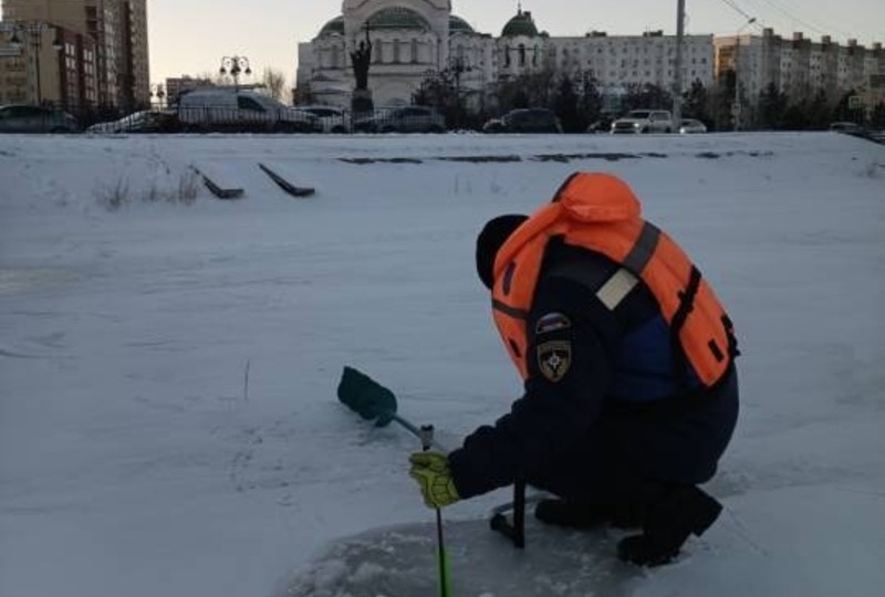 Астраханские спасатели запретили массовый выход на лёд