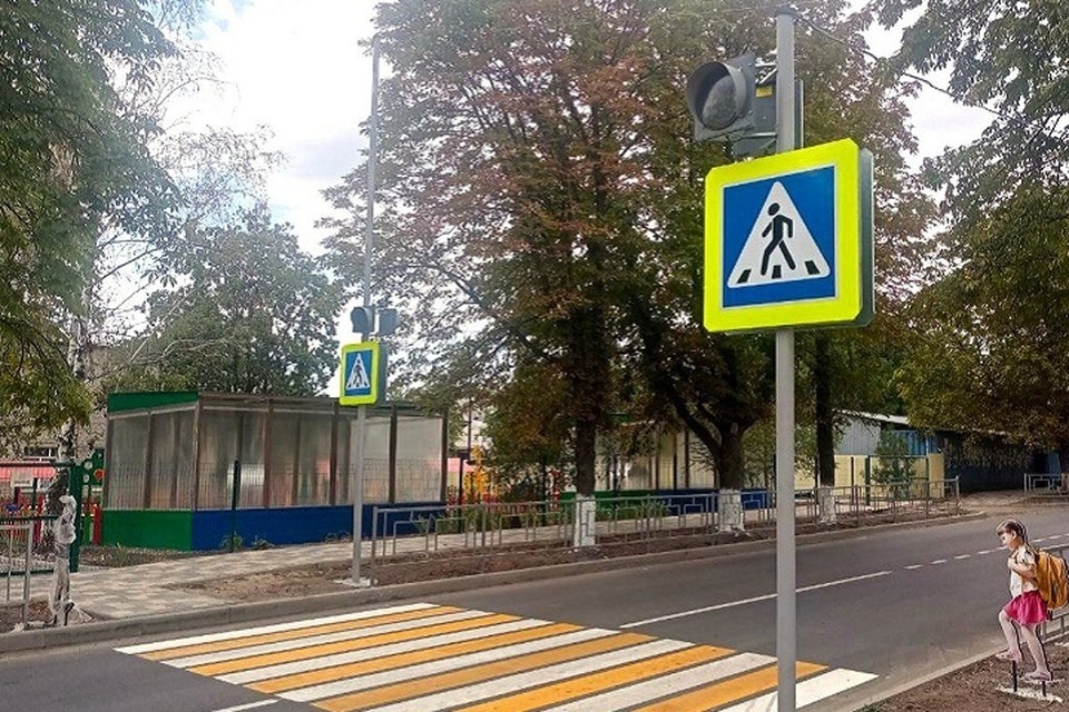    В Республике продолжат обустраивать дороги у школ и других объектов социального назначения техническими средствами безопасности. Фото: Минтранс ДНР