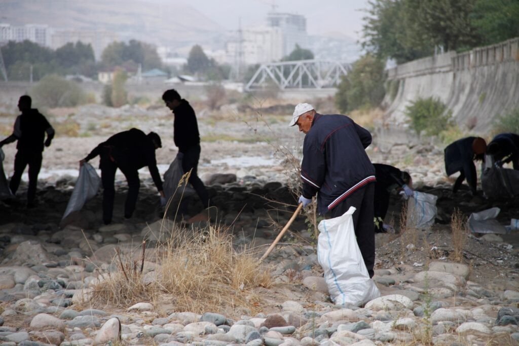    Акция по сбору мусора в реке Душанбинка. Фото Asia-Plus