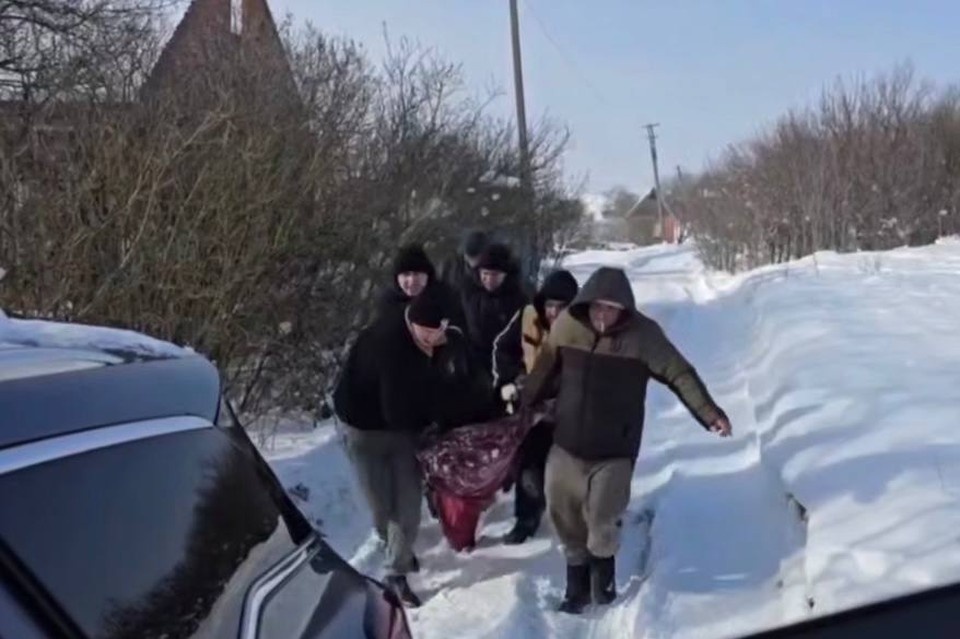    Волонтеры и полицейские доставили пенсионерку в больницу Фото: кадр из видео
