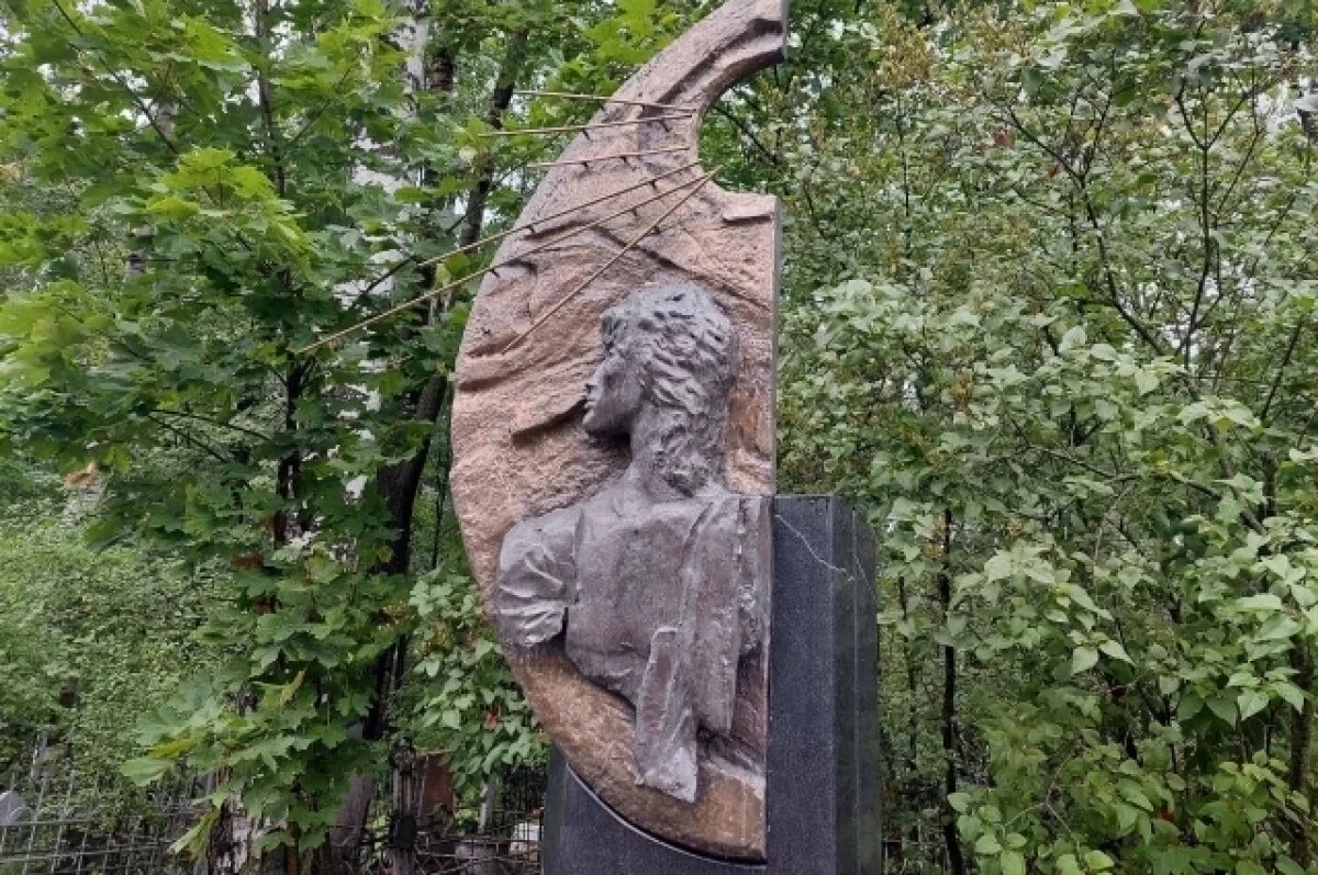    Могила Виктора Цоя на Богословском кладбище в Петербурге.