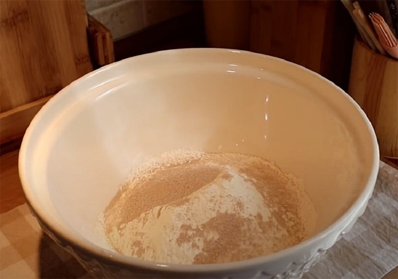 Булочки из особого теста: простой рецепт домашней выпечки с начинкой и без