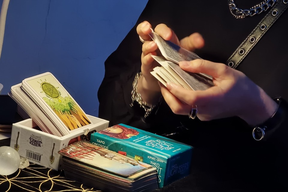    Обещая спасти мать, лжецелительница стала угрожать смертью и ее дочери. Алексей БУЛАТОВ