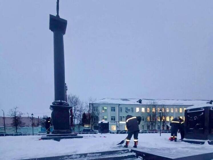     Наши ТОСовцы и активисты активно к этой работе уже подключились и расчистили от снега воинские захоронения. Фото: telegram-канал главы Старорусского округа Елены Комаровой