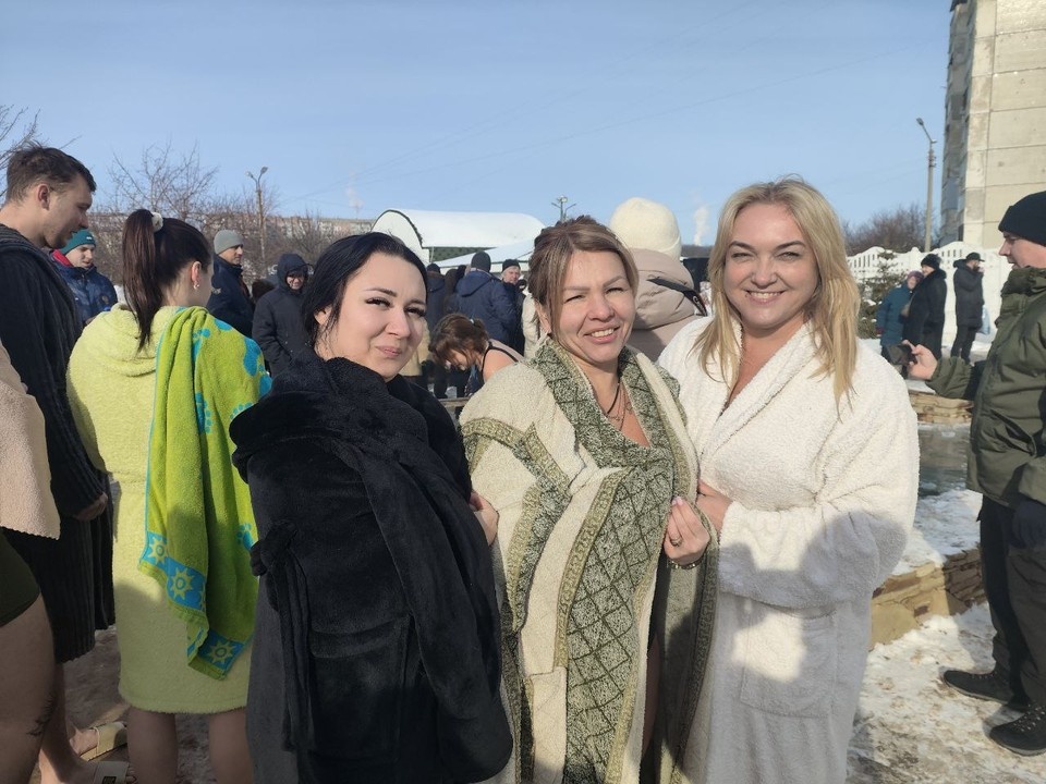    Девушки из салона красоты пришли окунуться всём коллективом Александра АНТОНОВА