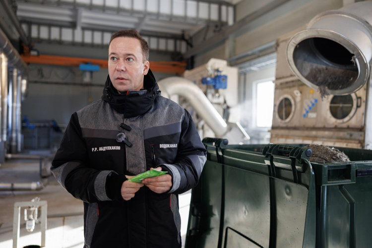    Рустам Абдулхаков: «Мероприятие занимает достаточно много времени: пока слили, сварили, состыковали со зданием, потом опять заполнили и подали. Конечно, мы всегда берем максимальное время, но стараемся в более короткие сроки уложиться».   
Фото: «БИЗНЕС Online»