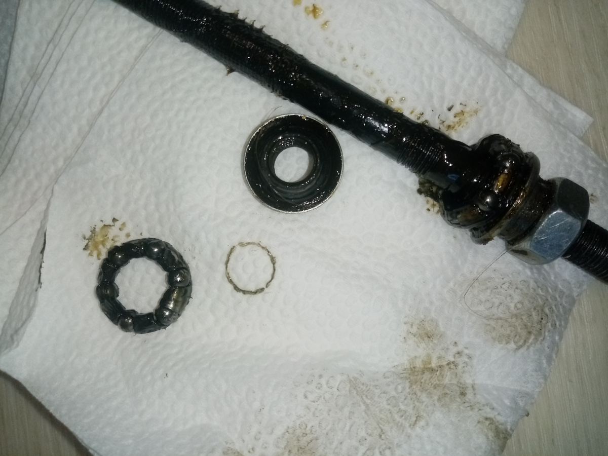 Смазка лишь слегка потемнела. Источник: фото автора