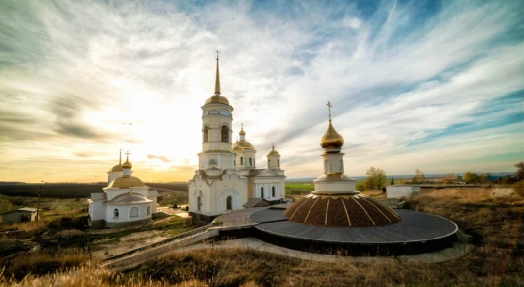 Сюда приезжают и свадьбы проводить и крестить людей и за здоровье молиться и просто даже отдохнуть от всего мира и от всей толпы и от всех людей, если они мешают. Наверное земля, природа здесь очень хорошая и чудо дается и добро с неба идет