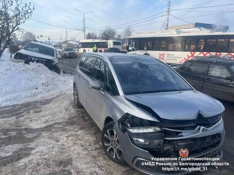     Водитель «Рено» спровоцировал массовое ДТП с автобусом в Белгороде, фото: t.me/gibdd_31