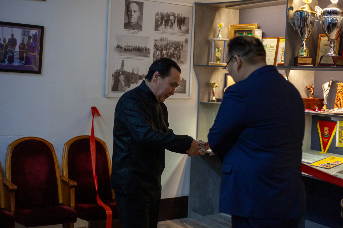 Под звуки марша