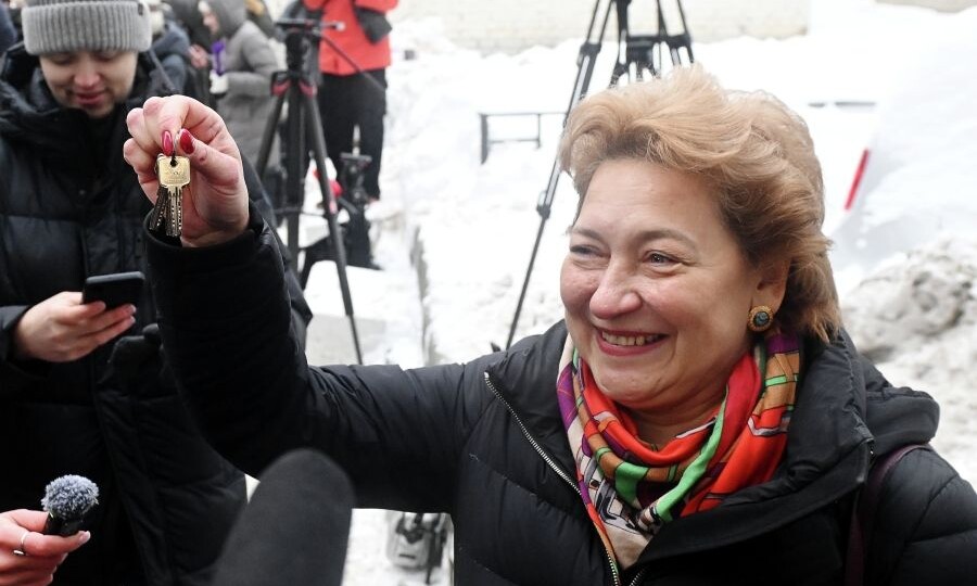 Судебные приставы передали ключи от бывшей квартиры Долиной адвокату Лурье