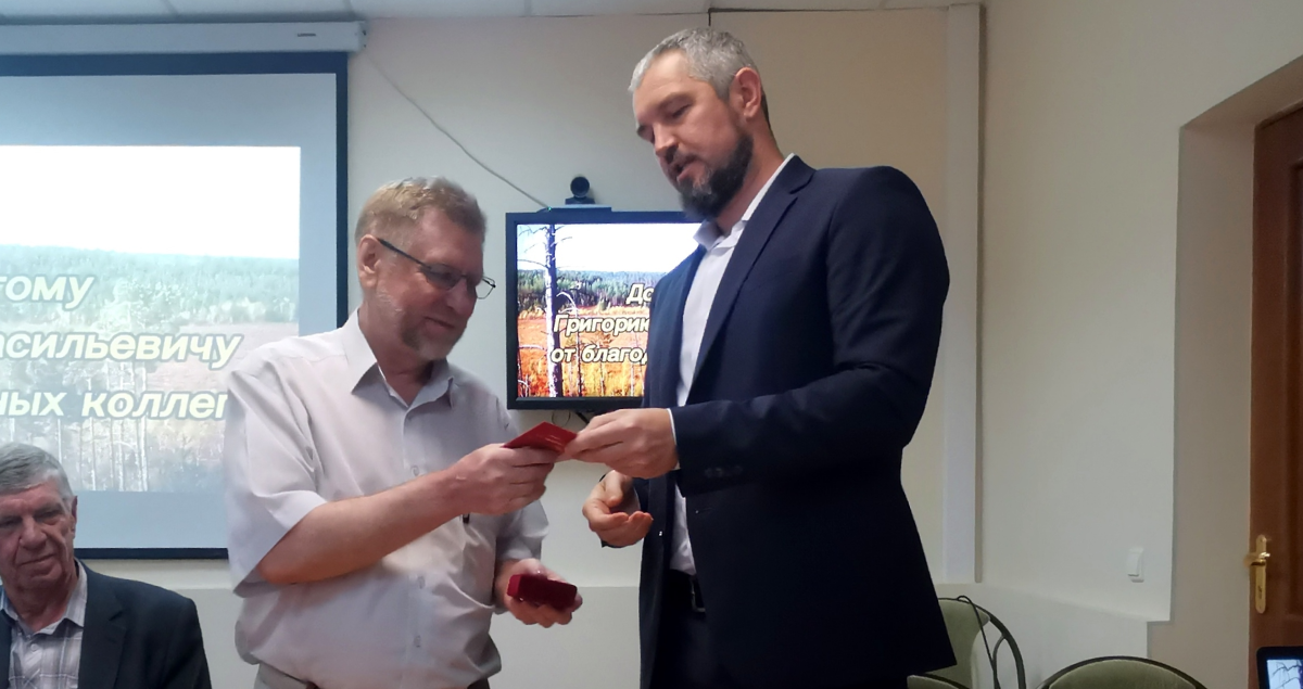 Слева: бывший директор Вологодского филиала «Рослесинфорг» «Севлеспроект» — Григорий Савельев; справа: Степан Шушарин — директор филиала «Севлеспроект» Рослесинфорга, назначенный на эту должность 11 сентября 2025 года.