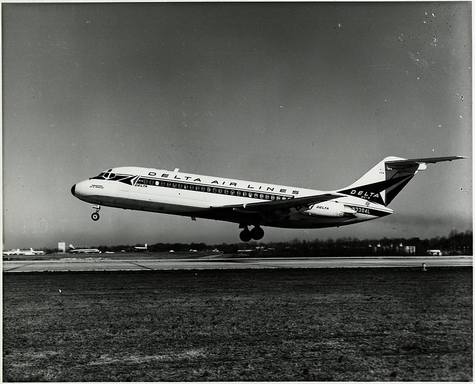 Самолет DC-9 поступил в эксплуатацию в авиакомпании Delta Air Lines 8 декабря 1965 года