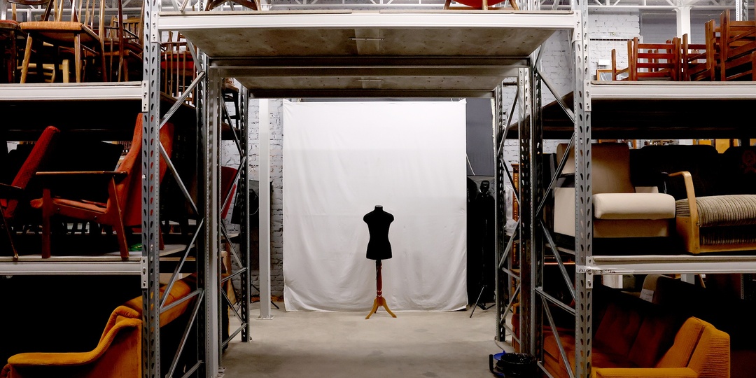 От театральных декораций до реквизита для фильмов: Как расширяется крупнейший в мире киносклад "Жар-птица" в Москве