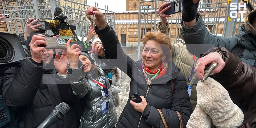 Дверь вскрыли при понятых: выселение Долиной из квартиры в Хамовниках началось