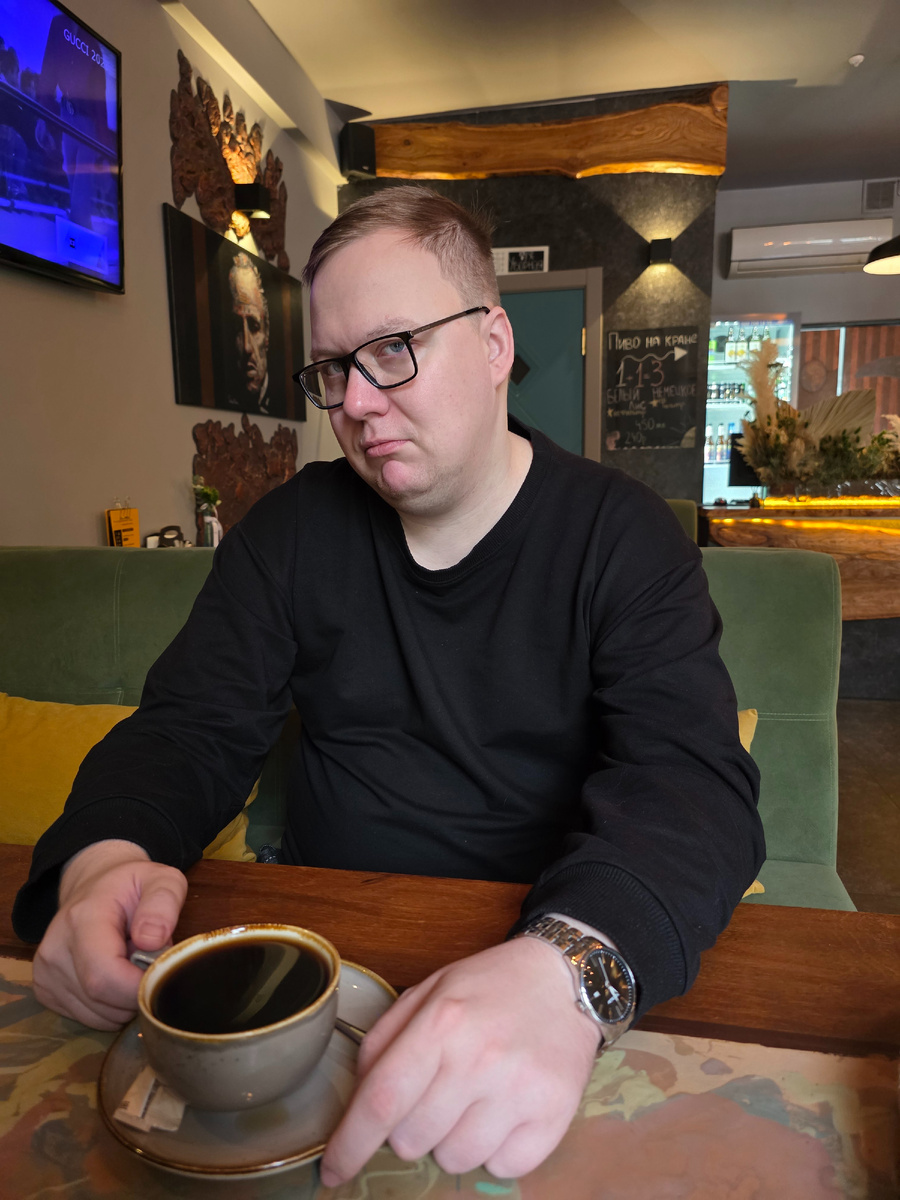 Ваш очень сонный и уставший покорный слуга с чашечкой кофе