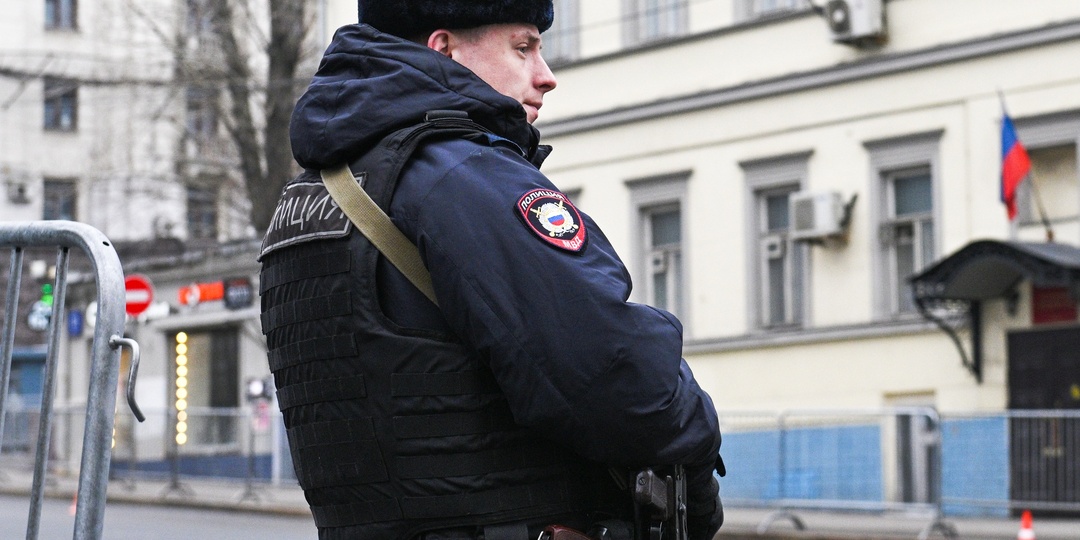 Двор воронежского офиса оцепили из-за найденной гранаты