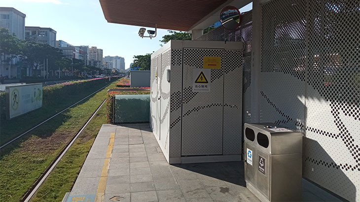 Оборудование для электрической зарядки на остановке.