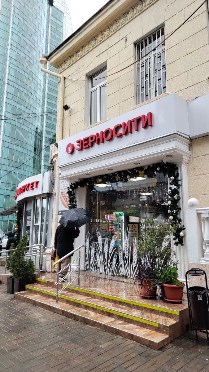 Вход в кафе-пекарню