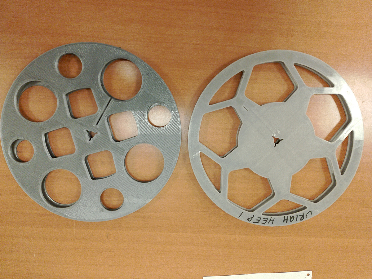 Слева адаптированная катушка 22 размера, справа стандартная.